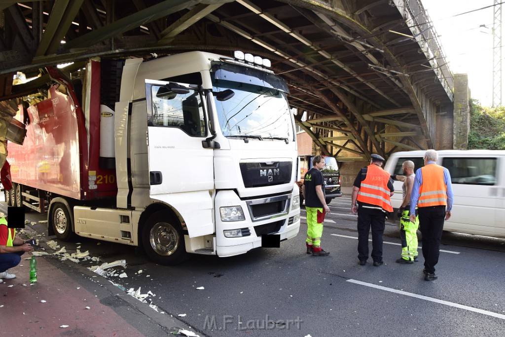 LKW blieb unter Bruecke haengen Koeln Deutz Opladenerstr Deutz Muelheimerstr P037.JPG - Miklos Laubert